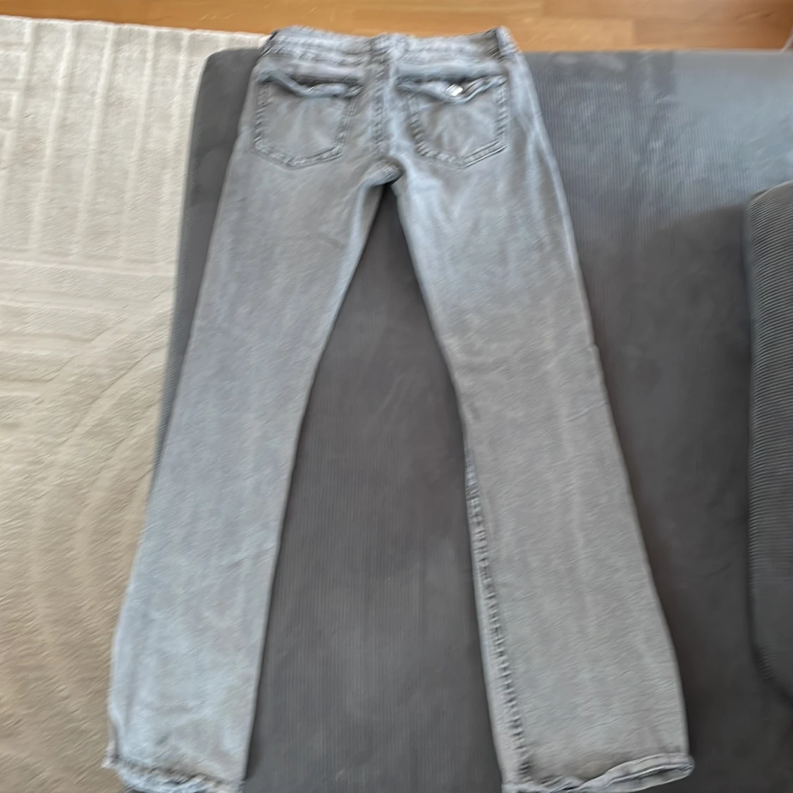 Utsvängda lågmidjage byxor från Gina Tricot - 92