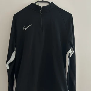 Nike tröja  - Kond 7/10 sitter lite mindre i storleken 
