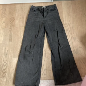 Svarta raka jeanse  - Svarta jeanse som är högmidjade och raka i passformen. Ganska använda men i bra skick och har inga hål eller något 