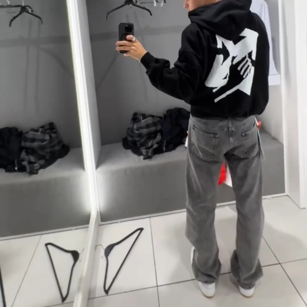 Säljer nu en Off-White Hoodie då jag fick den i present och jag vågar inte riktigt använda den! Aldrig använd och alla lappar kvar!   Nypris på hemsidan: ca 7000 kr (går dock inte att köpa längre). Hoodies.