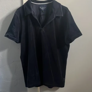 Piké  - Mörkblå piké från bondelid i frote i storlek M använd fåtal gånger 