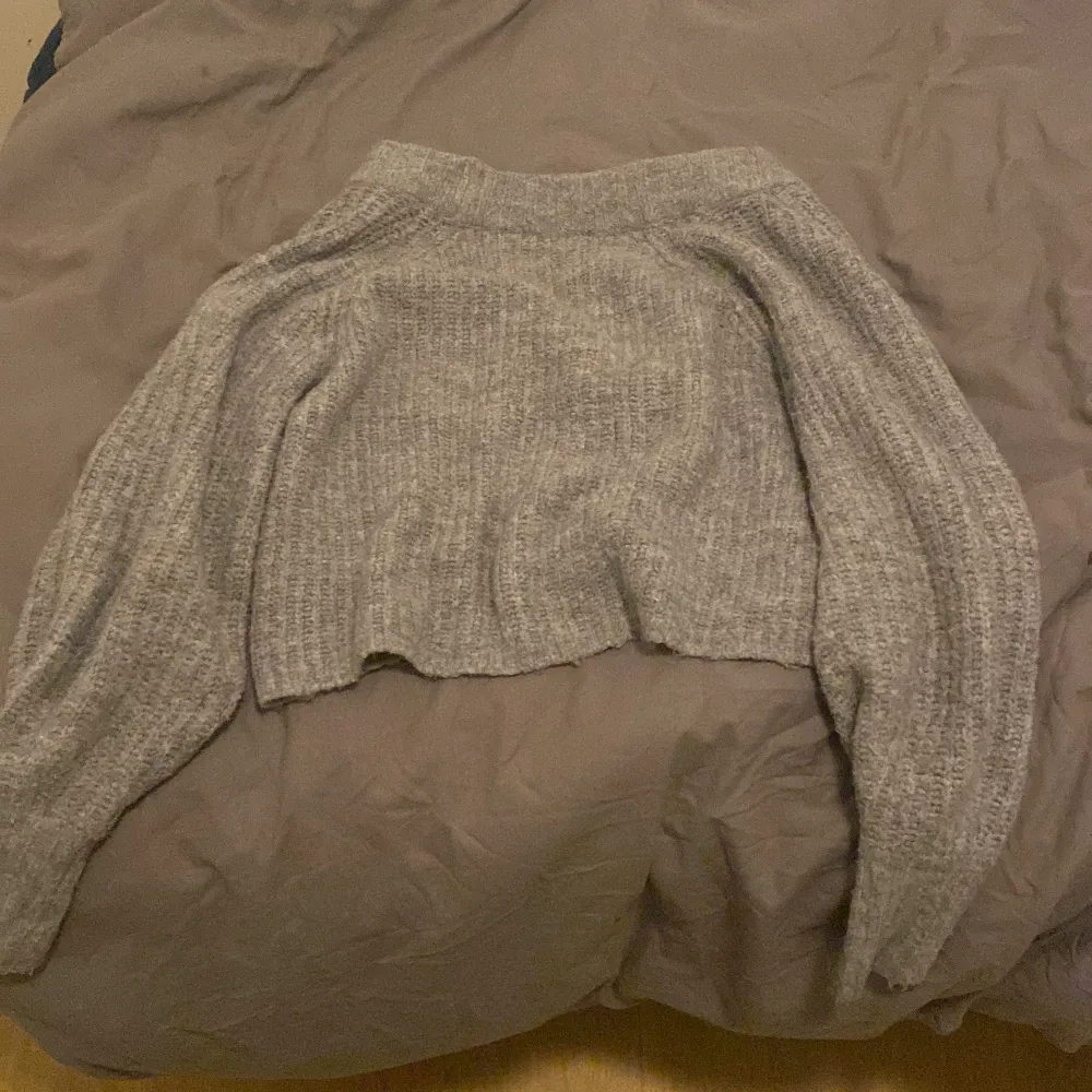 Den här cardigan är super mysig och perfekt för hösten, den är i bra skick, den håller en varm o gosig inför höst och vinter och kan tillit med bli en off shoulder cardigan 💖. Tröjor & Koftor.