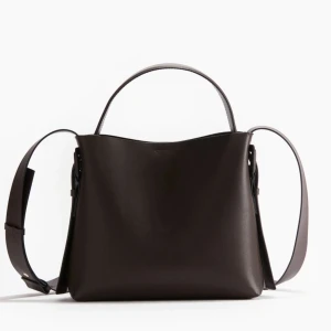 Väska från hm  - Axelarmsväska från hm, mörkbrun, använd 2 ggr! 