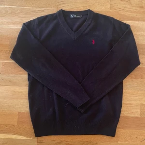 Stickad kashmir tröja Ralph Lauren - Jag säljer nu min stickade Ralph Lauren tröja i 100% Kashmir. Nypris: 2700kr bilderna är lite dåliga så be gärna om fler Tröjan är lite nopprig men det löser jag självklart innan den säljs