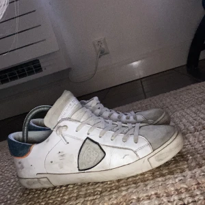 Philippe model skor - Söker byte‼️Annars säljer jag de för 2499kr. Skick - 8/10. Finns inga synliga skador föruom det som är på sulan. Medföljer även boxNypris är runt 3200. OBS‼️Slitningarna på skorna är modellen de är inte skadade. Vid mer info eller bilder kontakta mig 🙌