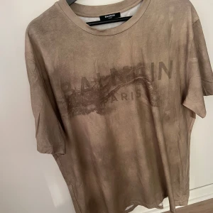 Balmain t-shirt - Säljer en Balmain T-shirt i oanvänt skick köpt ifrån NK i Stockholm. Skulle att den är en stor medium