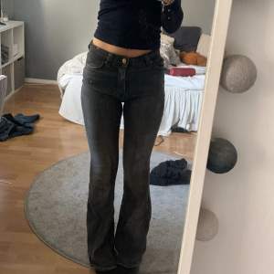 Gråsvarta jeans ifrån bershka, inte mkt använda men fina bootcut midwaist jeans! Köpa för 400