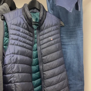 Gant väst - Schysst väst nu till hösten! Nypris 2500  Mitt pris 799