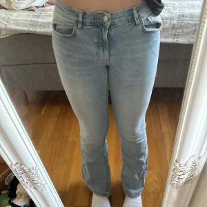Bootcut jeans från gina - Fina bootcut jeans som jag har använda npgra få gånger. Fint skick