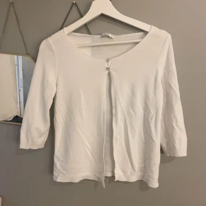 Kofta - Söt kofta med knappar från pull and bear. Knappt använd. Skriv om ni har fler frågor eller funderingar💕💕