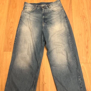 Weekday Astro Baggy 31/32 - Säljer mina jeans från weekday då de inte kommer till användning. Lite heeldrag där bak, annars utmärkt skick. Kom gärna ifall du har mer frågor eller vill ha andra bilder!