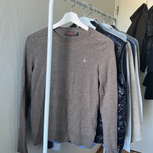 Morris tröja  - Säljer nu min Morris tröja då den krympt i tvätten och inte passar mig längre, storleken är S men nu bör den passa någon med storlek XXS 