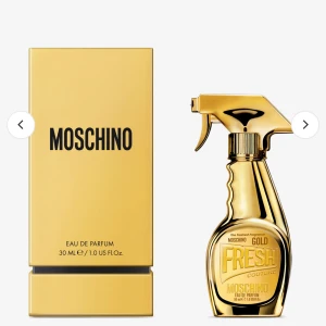 Moschino parfym - Helt oanvänd parfym .  Säljer pågrund av att jag beställde fel ❤️ Flaskan inehåller 30 ml