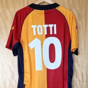 Francesco Totti Roma repIika fotbollströja 01-02. Helt ny med tag.   Storlek: Medium