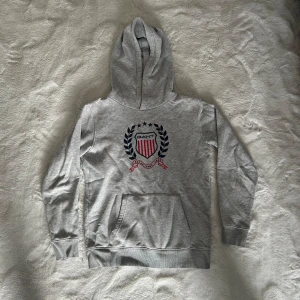 Gant hoodie - Gant hoodie använd rätt flitigt men bra skick. Stolek 146/158 11-12 år 