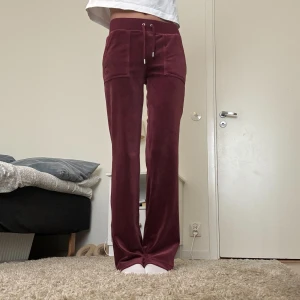 Vinröda juicy byxor - Säljer dessa jättefina juicy byxorna i modellen del ray pocket pant och färgen tawny port ❤️inga defekter, som nyskick 