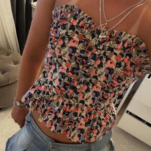 Fest topp - Säljer denna såå fina och unika toppen som passar utmärkt till finare tillfällen❣️❣️så fina färger!