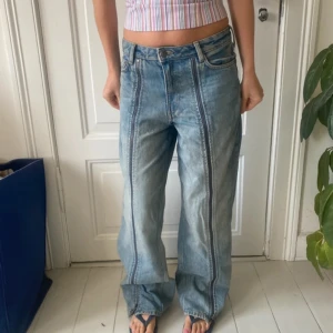 Weekday jeans lågmidjade wide leg baggy med dragkedja detaljer - Supercoola jeans från weekday med blixtlåsdetaljer