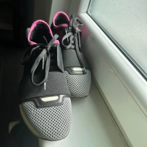 Balenciaga Trainer Race - Mycket fina Balenciaga trainers i mycket fint skick använda endast en gång. 