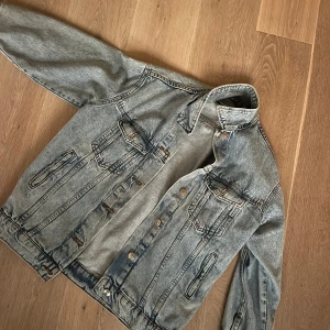 Jeans jacka  - Säljer denna jeans jackan från Gina tricot. 