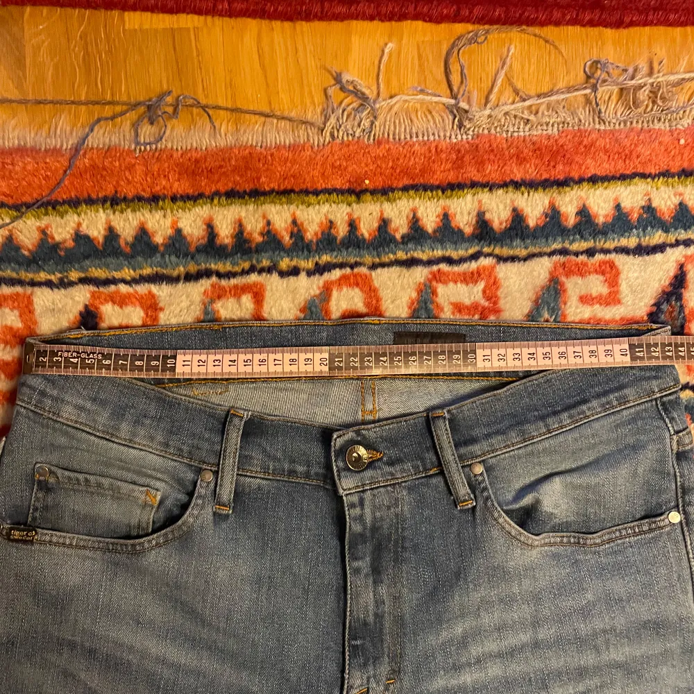 Ett par Tiger of Sweden jeans i bra skick. Vad jag kan se så framkommer inga fläckar samt slitningar. Måtten är följande: Längd: ca 105cm Midja: ca 43cm Benöppning: ca 17cm+. Jeans & Byxor.