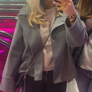 Kappa  - Super fin Gina kappa som är i väldigt bra skick då den bara är använd några fåtal gånger. Ny pris är ca 600.