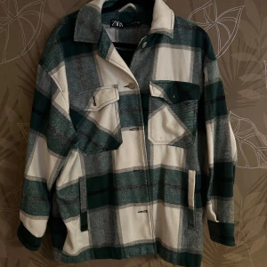 Höstig jacka från Zara - Använd några få ggr, i nyskick. Oversized