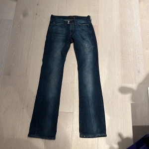 Jeans  - Skitsnygga crocker jeans. Som nya! Jättesnygga men tyvärr för små för mig.  Midjemåttet rakt över är 33, och innerbenlängden 80!  Hör av er för fler bilder eller frågor 💞