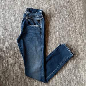 Säljer dessa trendiga Replay anbass hyperflex jeans i storlek 34/34. Dom är knappt använda. Ny pris: 1499 sek.  Vid fler frågor är det bara att skriva. 