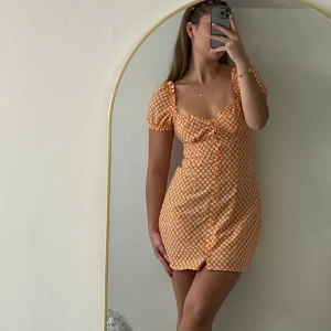 Söt klänning - Söt orange klänning med vita blommor 🧡
