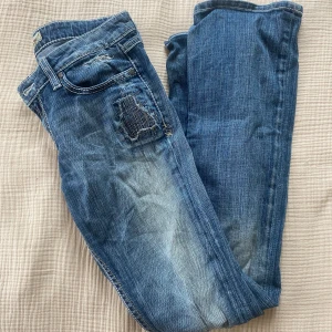 Lågmidjade jeans - Ursnygga jeans som tyvärr inte passar! Midjemått: 38cm  innerbenslängd: 82cm