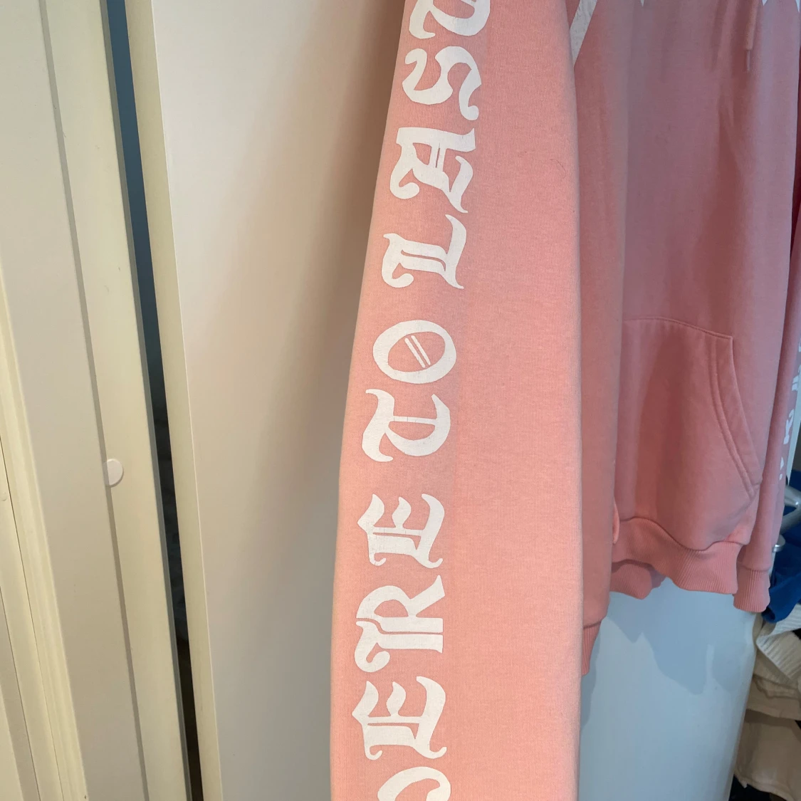 Rosa hoodie med vit text på - 27