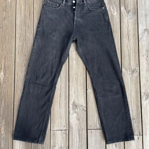 Weekday jeans - Svarta jeans från weekday av modellen space relaxed, utmärkt skick, 28x32