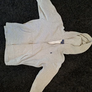 Ralph lauren zip hoodie - Säljer denna ralph lauren hoodie. Storlkeken är 18-20 year som motsvarar S. Bra skick inga defekter, perfect nu till hösten och är köpt på ralph lauren. Skriv till mig vid minsta fråga