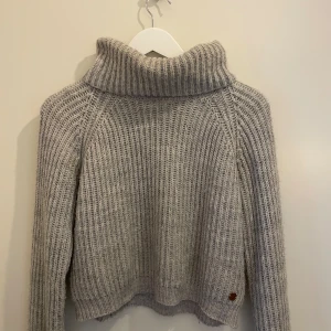 Stickad tröja - Tröja i barnstorlek 146 (typ xs), perfekt till hösten🍁