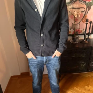 Less worries zip - Tjena! Säljer en knappt andvänd less worries tröja! Tröjan är i väldigt bra skick och väldigt snygg 😍, tror jag köpte den för 899kr, men eftersom den ej kommer till andvändnig kommer den gå för ett bra pris! Vid funderingar e de ba o skirva! Ha de! 