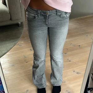 Jeans - Säljer nu dessa jeans bara testade men tyckte som satt för tajt i midjan.