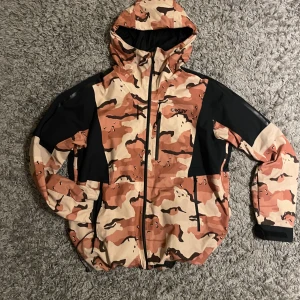 Oakley skidjacka  - Oakley skidjacka med camo tryck  Andnvänd ca 1 säsong  Ny pris 2499kr 