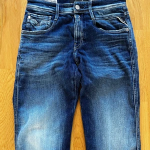 Replay anbass - Blå Replay anbass. Strl: W28. Fråga om du undrar nåt. Pris kan diskuteras.