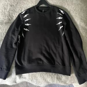 Neil barret - Hej, säljer nu denna tröja för att den inte kommer till användning. Den är i storlek L men passar mig har storlek M.  Hör gärna av er vid fler frågor!