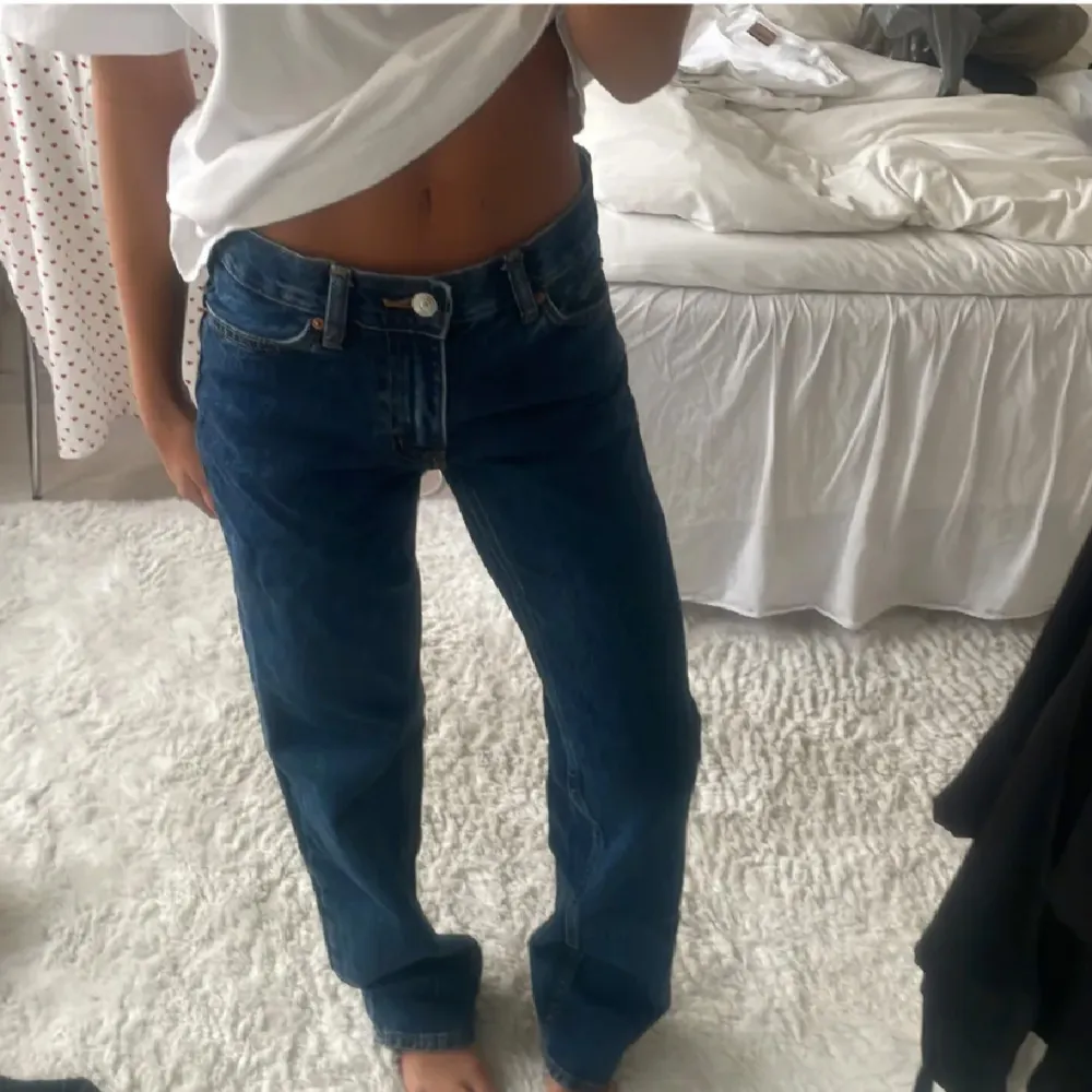 Säljer dessa jätte fina low waist staright jeans från gina. De är helt oandvända med lapparna kvar och säljer även ett par likadana i ljus blått💓Ordinarie pris är 499kr och säljer dem även för det då dem är oanvända. Frakt ingår i priset.. Jeans & Byxor.