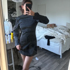 Satin klänning - Jättefin kort satin klänning med öppen rygg! Superfin till fest💗💗Ursäkta spegeln..