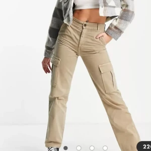 Cargo jeans  - Säljer dessa snygga cargo byxor, storlek 38 motsvarande M men passar mig som är 36:a små i storleken. 