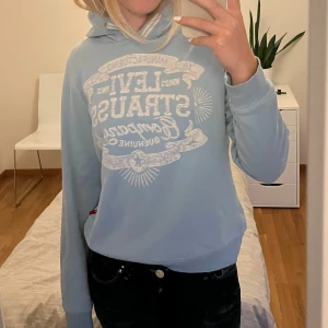 Levi’s-hoodie - Ljusblå hoodie från levis.🙌