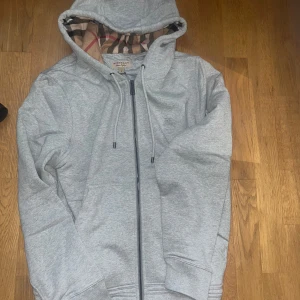 Burrbury kofta - Helt oanvänd med pris lappen på. Bra och billigt pris 🤩