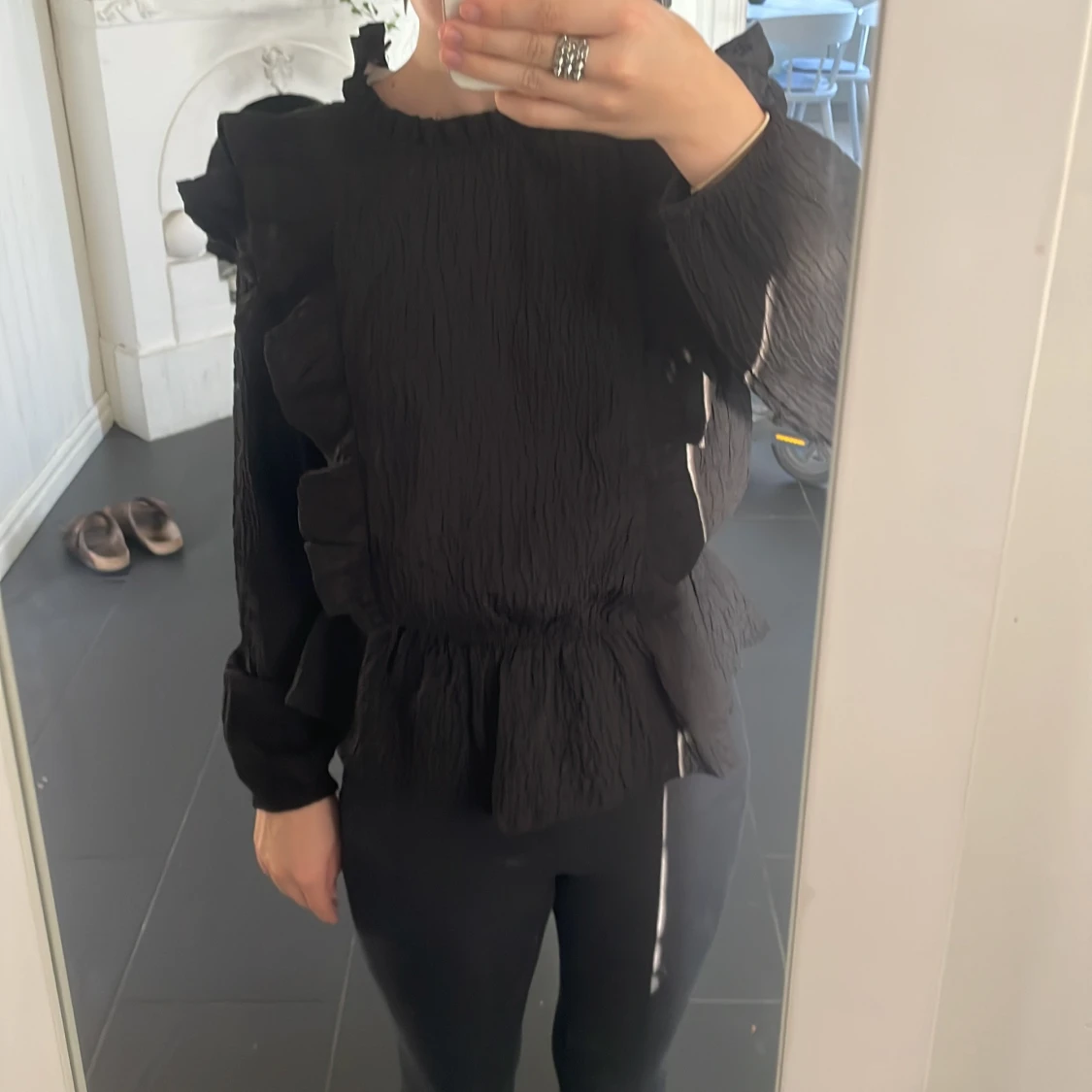 Svart blus med volangdetaljer - 90