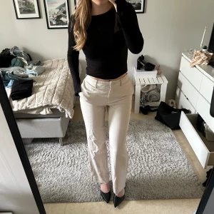 Beiga kostymbyxor - Superfina konstymbyxor från Only🩷 Sytt in dom själv i midjan litegranna, så fina nu till hösten! Lite lite skrynkliga men det är bara för de legat vikta i en låda, skrynklorna försvinner när man har dom på sig!