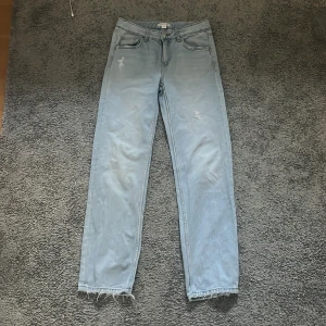  ljusblåa straight jeans från Gina tricot Young!  - Jeansen är i jättebra skick och har inga skador. De är i modellen straight och storlek 158 men passar mig i längden som är 161 som ni ser på bilden. Dessa jeans säljs inte längre på Gina och undrar ni nått så skicka till mig pris kan diskuteras!❤️❤️