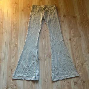 beigea lågmidjade byxor - Beigea byxor som är lågmidjade & bootcut/flare  Innerbenslängd: 81cm Midjemått: 36cm mätt rakt över 