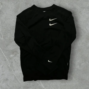 Nike double swoosh sweatshirt - Sweatshirt från nike med tryck på fram- och baksida. Storlek S och bra skick!♻️ 🚨150kr vid snabb affär 🚨